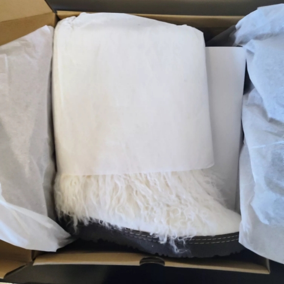 Brand New Women's Bearpaw Boetis II Boots Size 8 White Curly Lamb Wool - Picture 2 of 5
